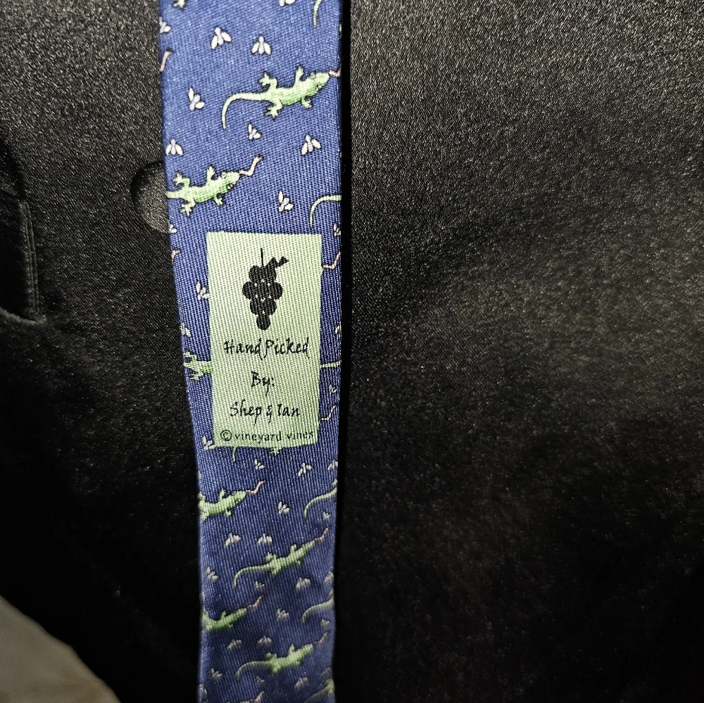 Like New Vineyard Vines Gecko Tie 100% Silk Tie